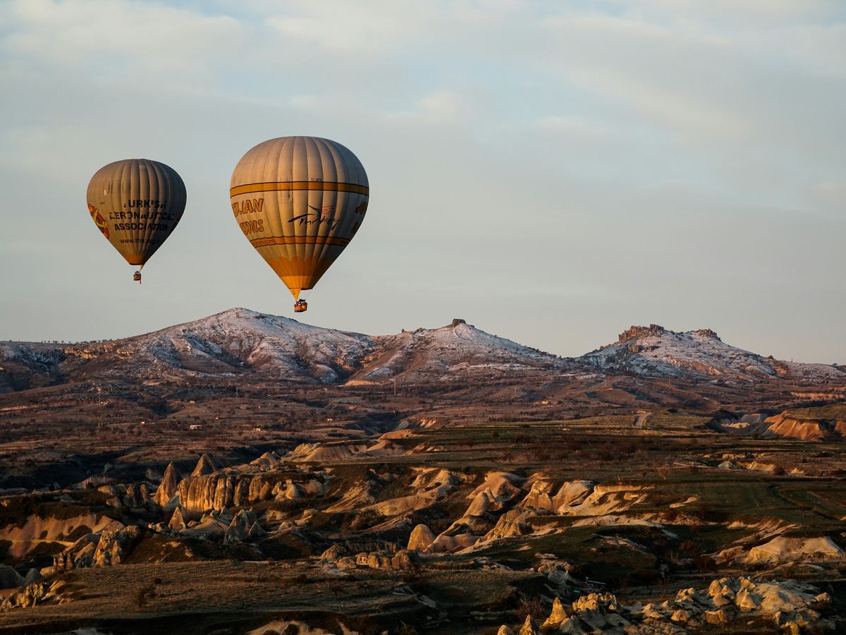 Hot-air balloons over the valleys of Cappadocia, Türkiye